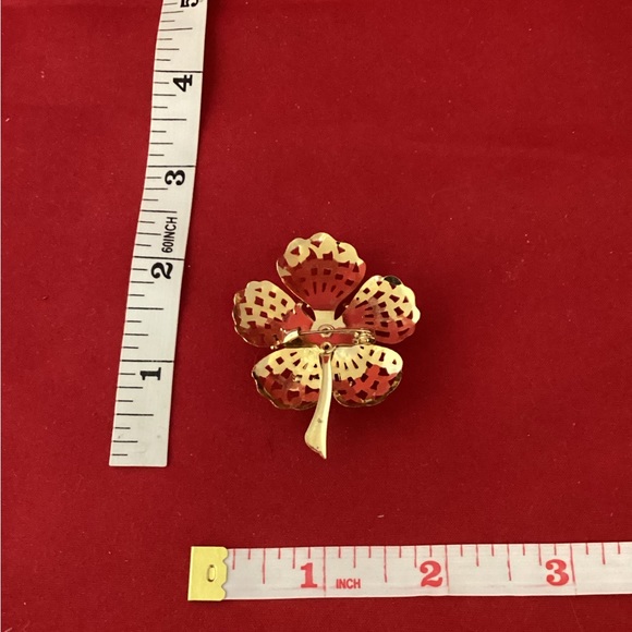 Gold tone with faux perle flower brooch - Picture 3 of 3